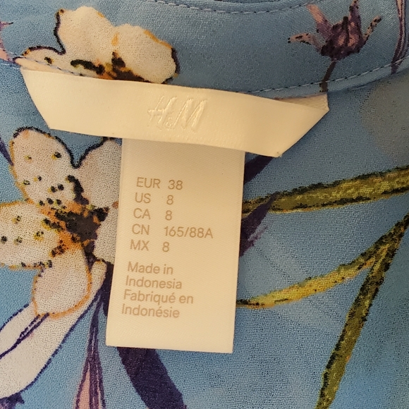 EUC Sleeveless Floral Button-down - Picture 4 of 10